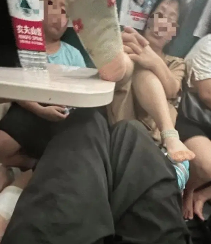 我真是无语了，做个火车还能遇到这么没有素质的人，你说说火车上本来人就多特别的挤，