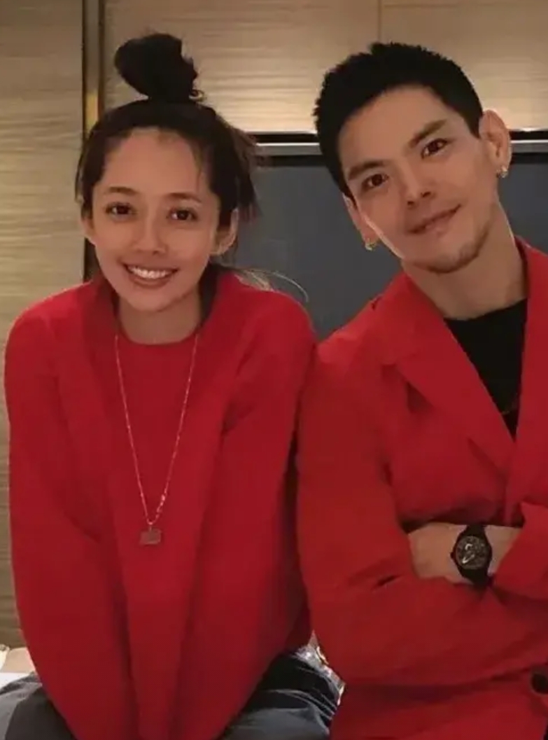 向佐的4段感情经历，分别是：
 
第1段：初恋应采儿
因为向太陈岚喜欢应采儿，将