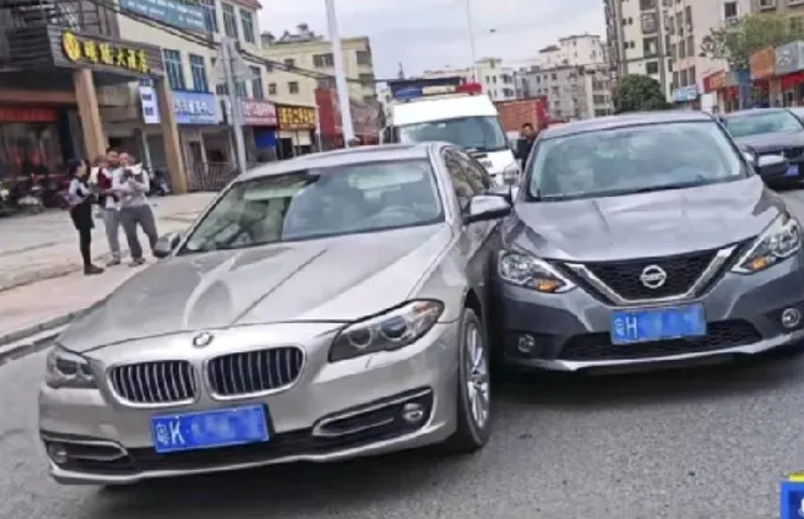 游客被被宝马故意别车，报警后自己车被扣了。
起因是一游客到茂名游玩，中途一辆宝马