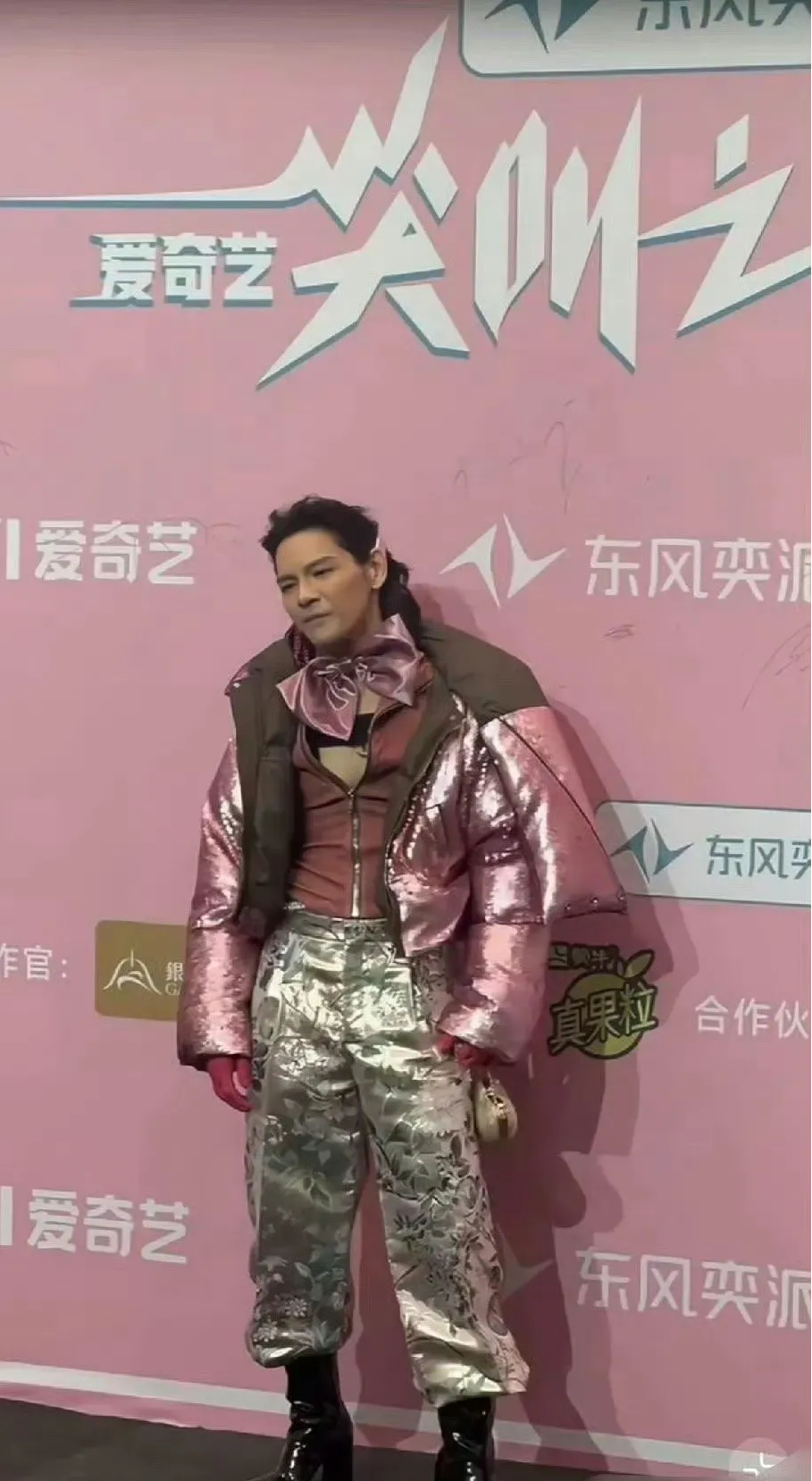 向佐这衣服？？？？这鞋子？