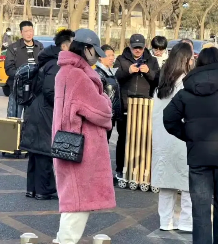 蒋欣也太“抠”了，瘦了后拼命穿之前买的奢侈品大衣，蒋欣这是和泰迪熊大衣杠上了吗？