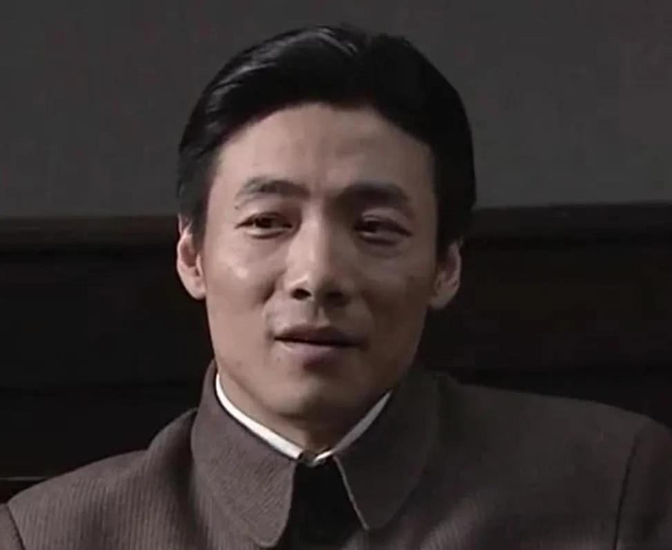 李涯什么水平，早已经被吴敬中看透
吴敬中告诉李涯，你要忽悠余则成，要注意语气
这