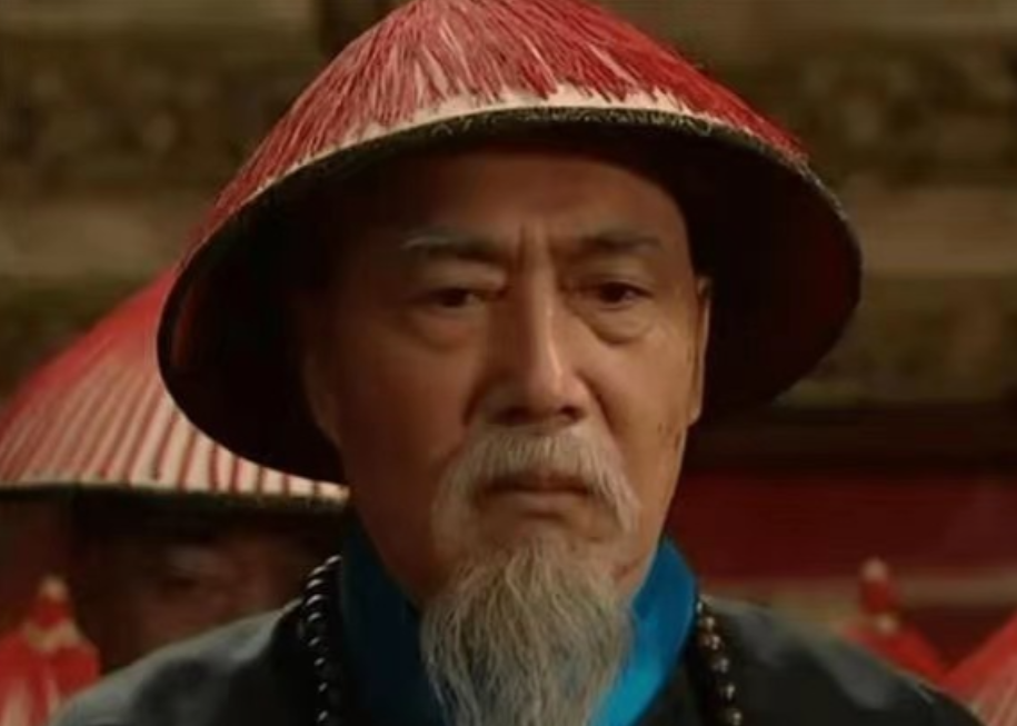 1751年，乾隆下令抄了老师张廷玉的家，一下子搜出了36万两银子。乾隆冷笑一声，