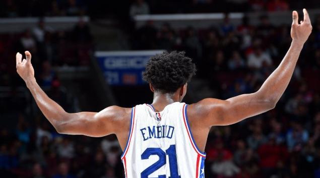 恩比德 “开炮” 直指湖人詹眉组合，是直言还是口嗨？
NBA 赛场外再起 “硝烟