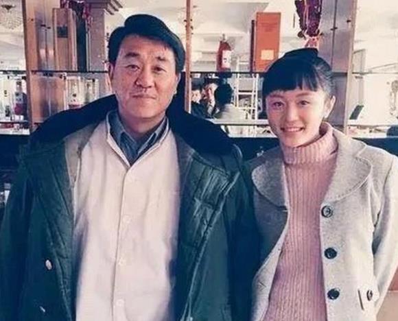 何冰作为实力演员，早年默默耕耘积累演技。婚后他事业一路飙升，将赚的钱都上交给妻子