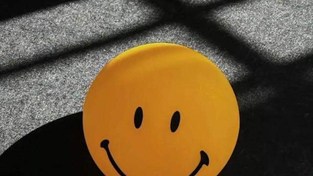文案：我以为很快就能见面，所以那天没有好好道别