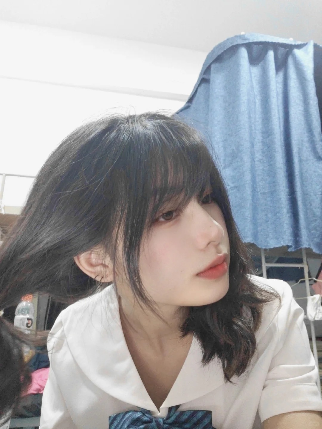 把头发扎起来后 我比男娘还男娘
卷发双马尾还挺可爱的但我长得太男了呜呜