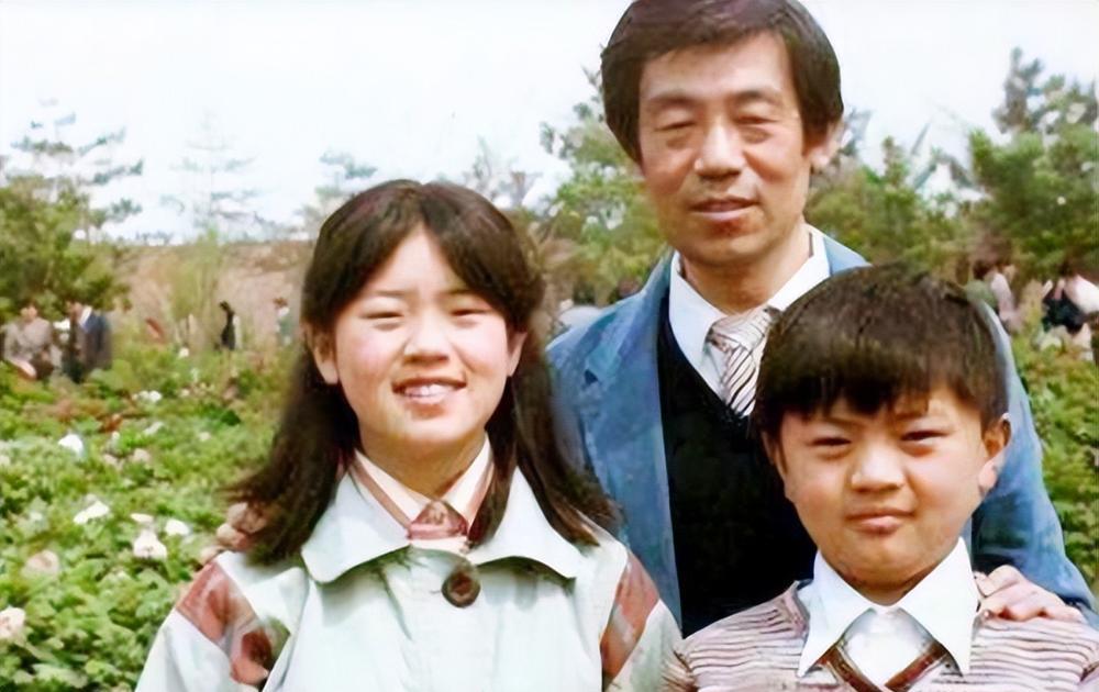 高明，段瑞芬，恩爱63年，儿女住同层楼，一到饭点家里像食堂。

高明，一部作品拿