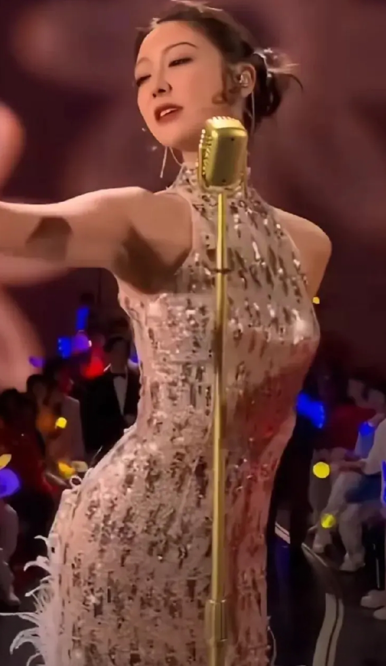 43岁的薛凯琪春晚一扭，扭出来3个东西

1、43岁的薛凯琪让人感觉像冻龄了一样