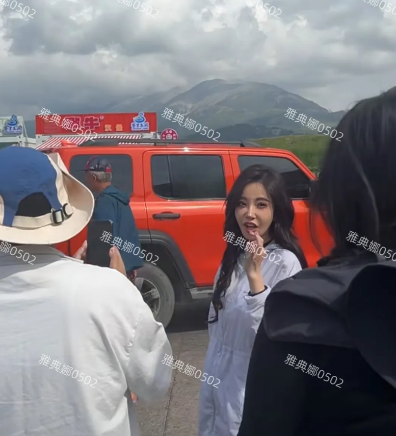 冯提莫本人太幻灭了，不但个子矮还特别老，脸上的整容痕迹很明显。
赛里木湖偶遇冯提