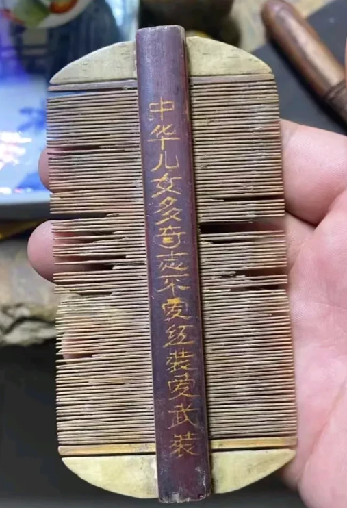 晚上在岳父家吃饭，儿子吃好饭去找小剪刀，不一会就从里面出来，手上拿了个东西问我：