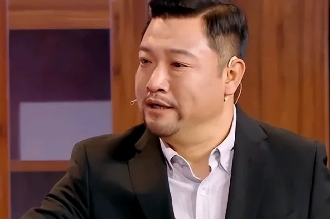 一次节目上，马东指着贾冰对众人说:“从长相上看，贾冰就是我们的长辈，结果一盘算，