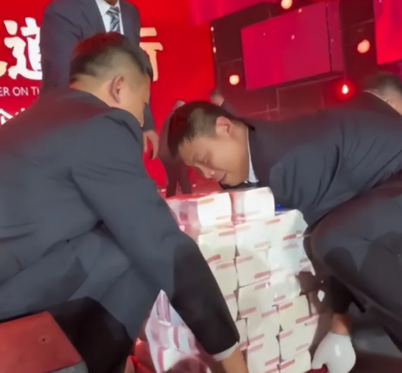 花不完！员工根本花不完！2024年，河南大老板，一年四季都在找各种理由给员工发钱