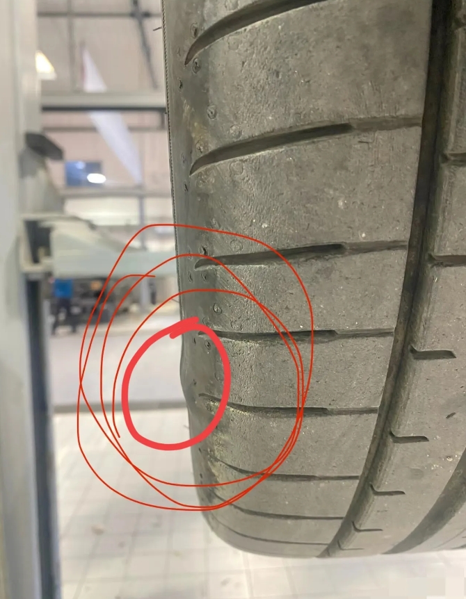 
车辆前轮出了个鼓包，10年开车经验的我媳妇说没啥事情，继续开着就行。
幸运的是