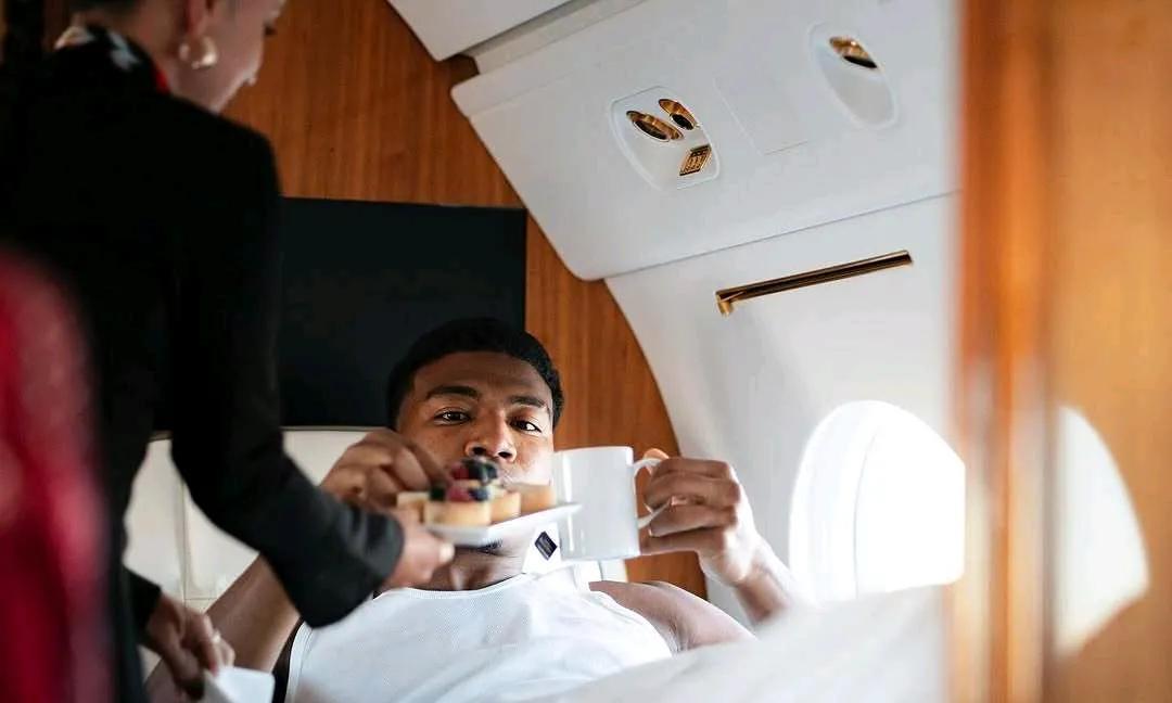 NBA球员的收入太高了！湖人球星八村垒都有自己的私人飞机，这次利用全明星周末，他
