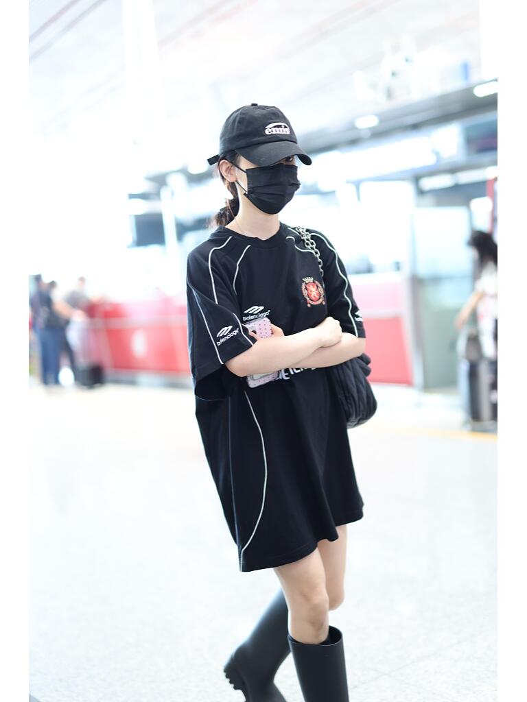 杨超越穿T恤裙配长靴