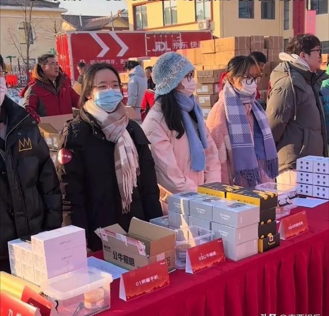 刘强东豪气回馈家乡，1325万现金加卡车年货，场面壮观