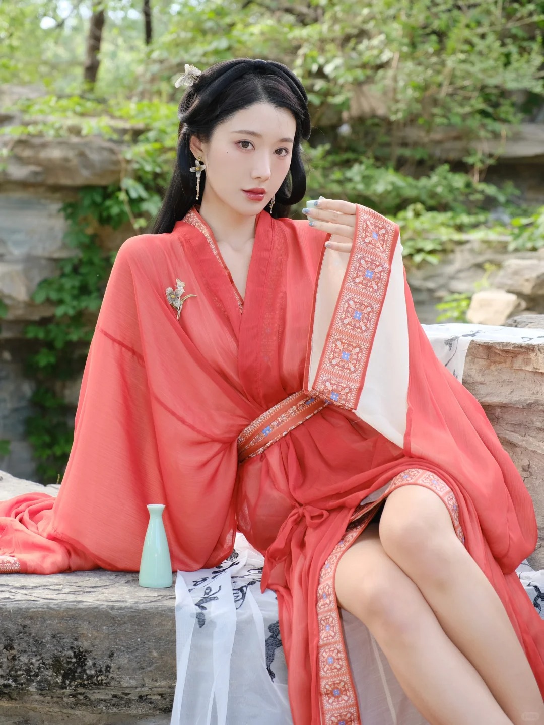 这就是你们说的破碎感嘛⁉️
zui近真的很迷汉服，
今天尝试一下拍战国袍。
摄影