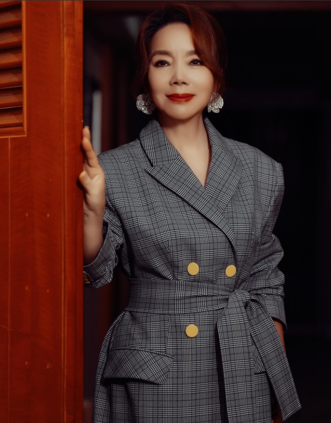 她曾经是华语顶级女歌手，唱过很多经典歌曲，估计现在年轻人应该都不认识她