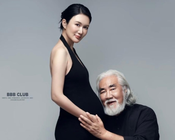 73岁的张纪中在本该当爷爷的年纪还在不停的迎接新生命，妻子怀上四胎马上要生了，老