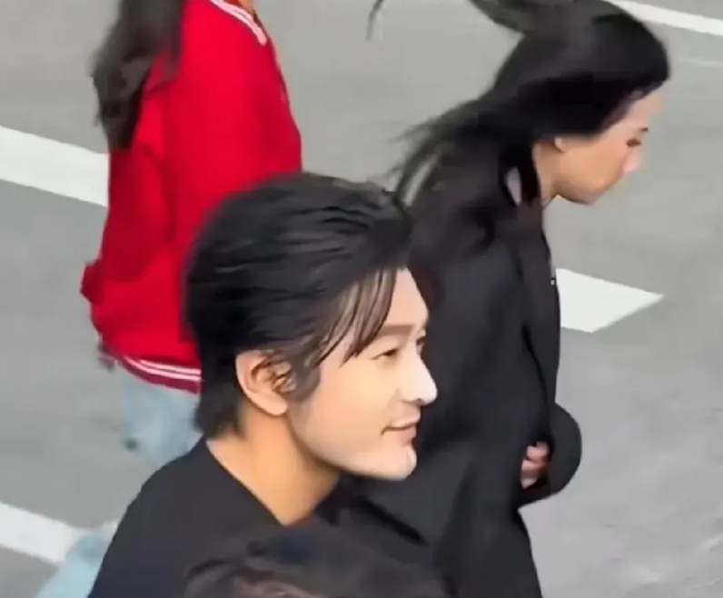 黄晓明现身常州，媒体说他很坚强，不受叶珂影响，人气依旧很旺

但是后面来了句，脸