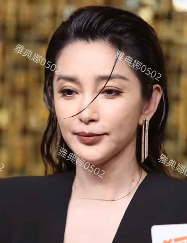 李冰冰是真的老了，越来越像刘晓庆了！
51岁的她皮肤松弛下垂，法令纹和双眼皮割痕