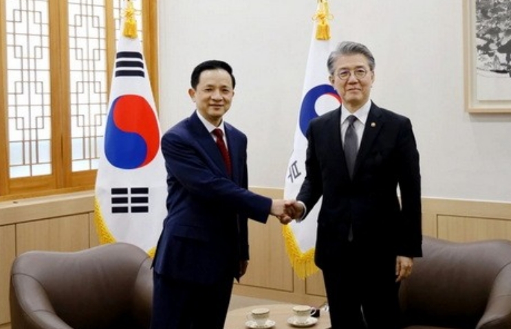 韩国抓捕总统内斗加剧，中国紧急作出表态。

我驻韩使馆对外发表声明称，紧急提醒在