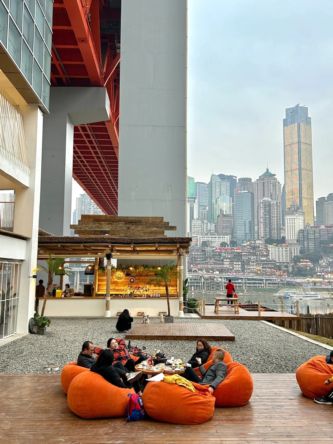 感受一下重庆人民的松弛感。。。。
在千厮门大桥下的店店，别说，景色还真不错，正对