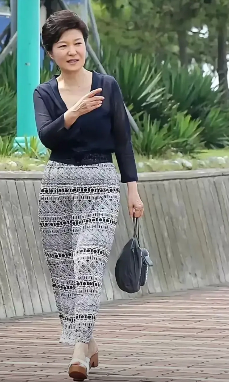 韩国前总统朴槿惠，虽然坐了四年大牢，好在全须全尾的出来了。相比她的一些前任，已经