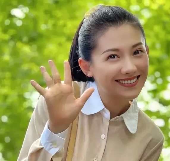 今儿个打开电视，瞅见央视八套黄金档正播着《陌上又花开》，女主角马春秀马书记居然又