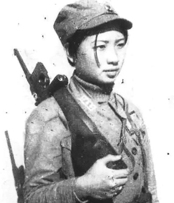 1941年9月，一个中国女兵被7名日本鬼子团团围住，正当日本人脱裤子欲行不轨时，