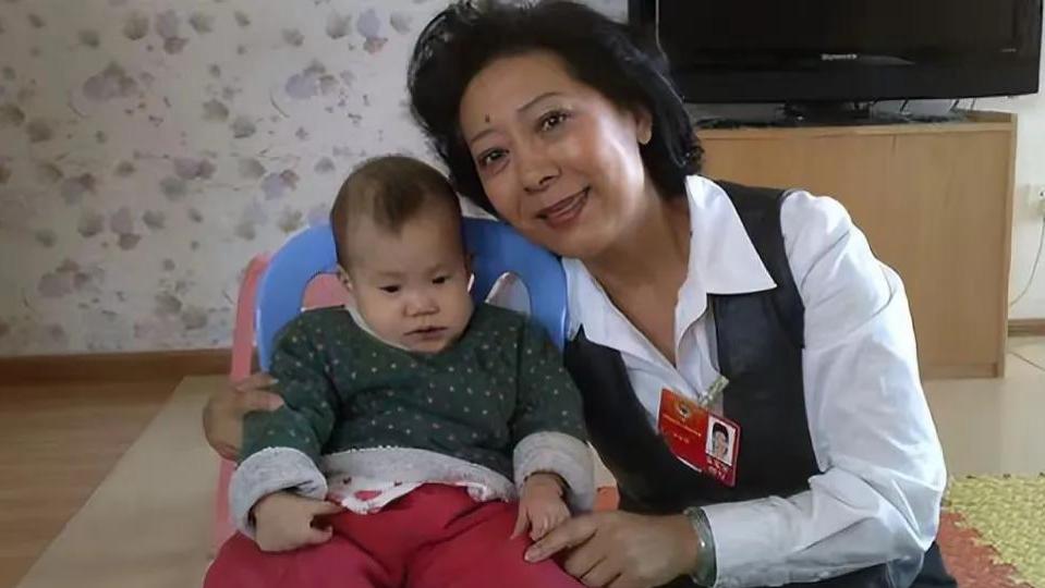 她是国家一级演员，被丈夫毒打后，看着儿子发抖，决定离婚