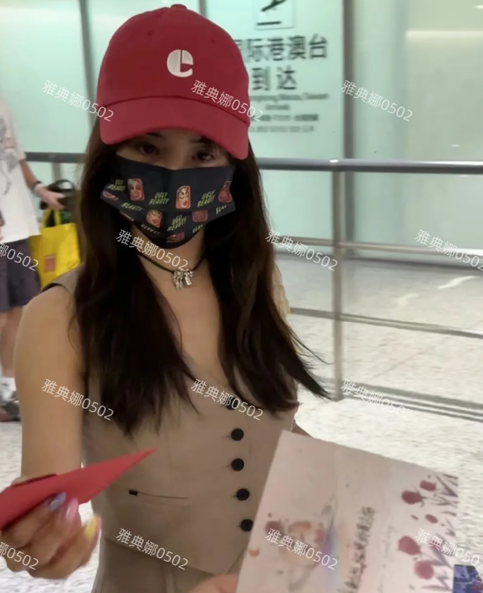 蔡依林本人真的很年轻，不光是身材和长相，40多岁的她眼神也干净清澈特别有神。
对