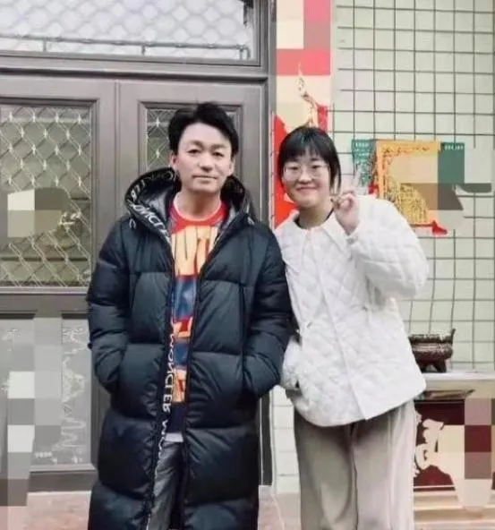 王宝强的女儿长大了，和王宝强比较相像。
长得不算美，但很清纯阳光自信[赞][赞]