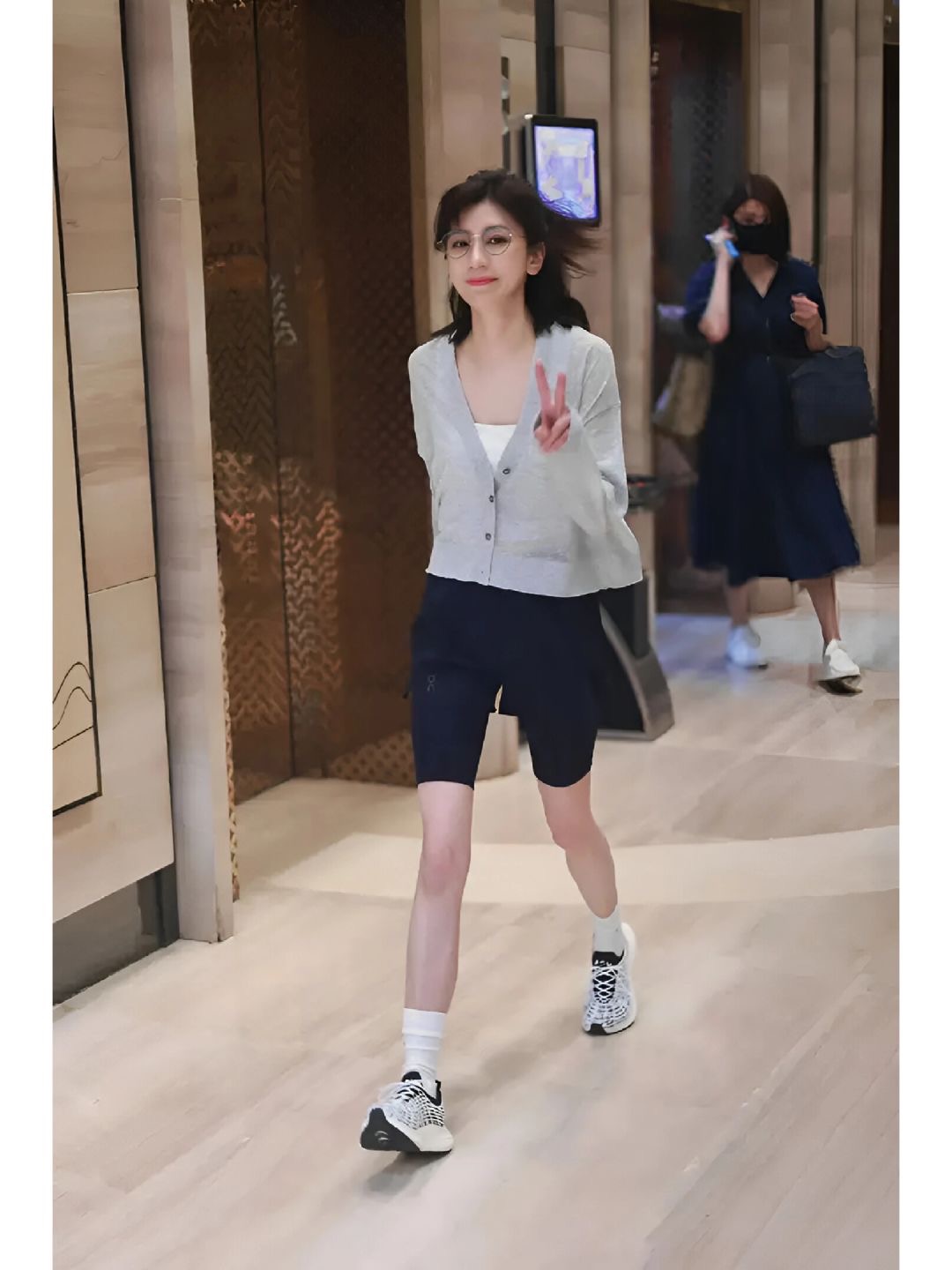 谁教她这么打扮的？[流泪]
要人老命了[流泪]
这哪像50岁的人啊，简直就是30