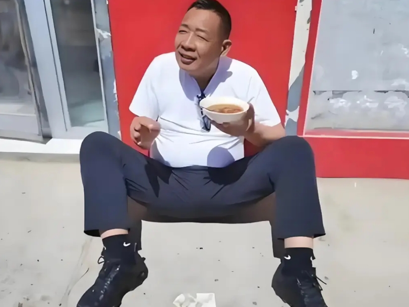 于东来一个没读过多少书的人，却屡屡创造一个接一个奇迹。就在刚刚，于东来在社交平台