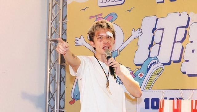 孙安佐被打到满脸淤青，狄莺落泪心疼，面对镜头仍旧不忘耍帅