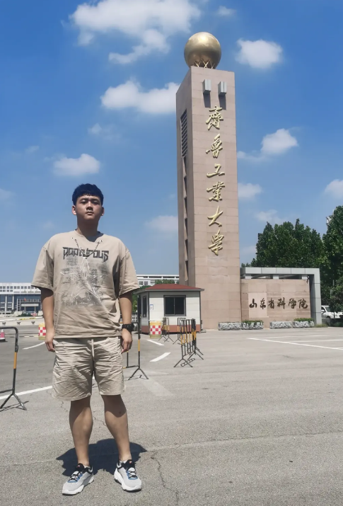 今天陪儿子到齐鲁工业大学报到了，幸亏我们提前两天去的   29号中午就到了长清，