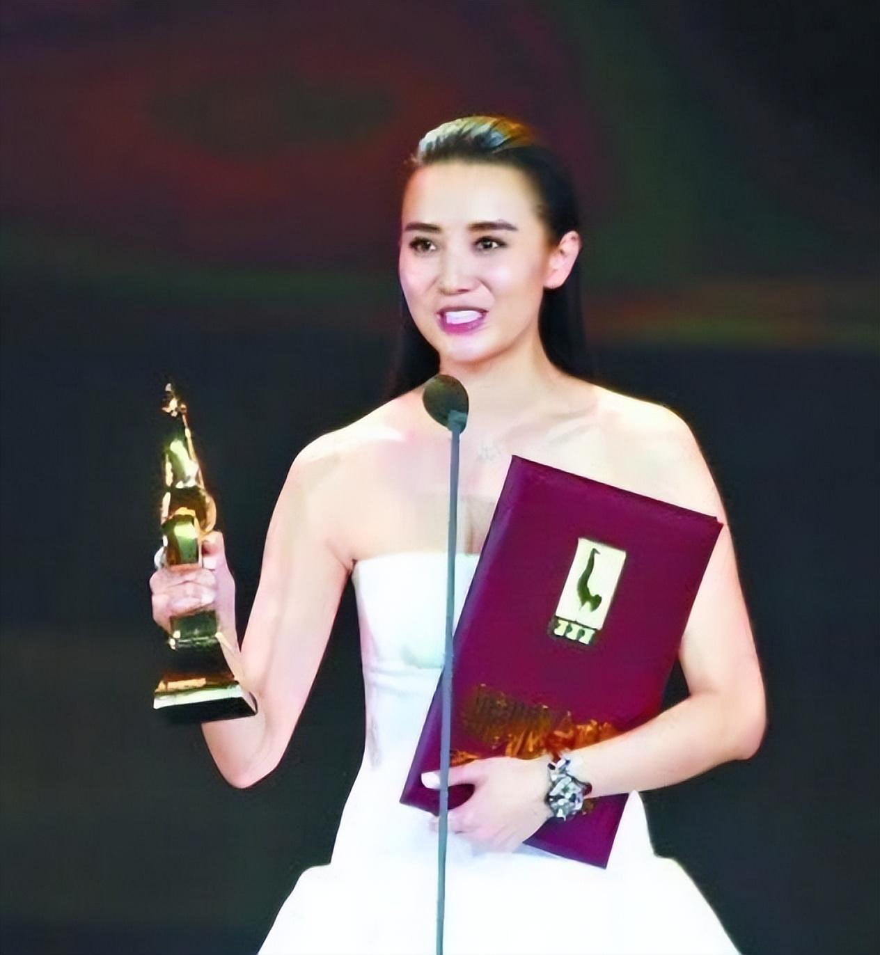 2012年“白玉兰”奖最终评选现场，孙俪自信满满地期待获得最后大奖，可结果公布后