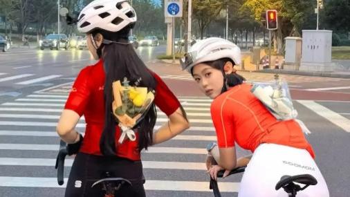 过马路时偶然发现的精彩瞬间，往往充满了意外与惊喜