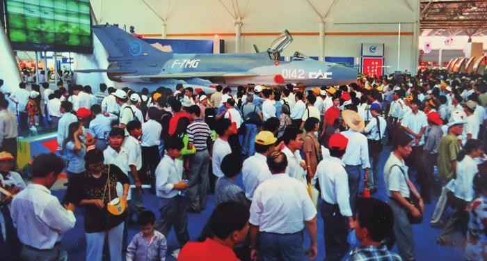 1996年，珠海航展，咱只能以歼8Ⅱ压轴出场，但基本卖不出去。俄罗斯的苏27和苏