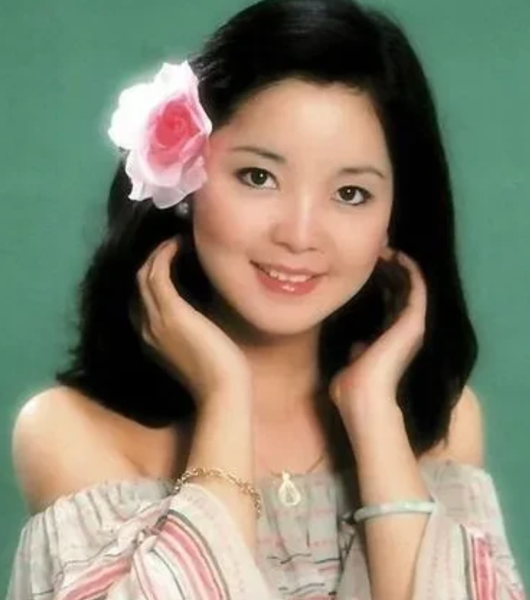 1980年，邓丽君和成龙结束了不到一年的恋情。邓丽君开演唱会，成龙不好意思出席，