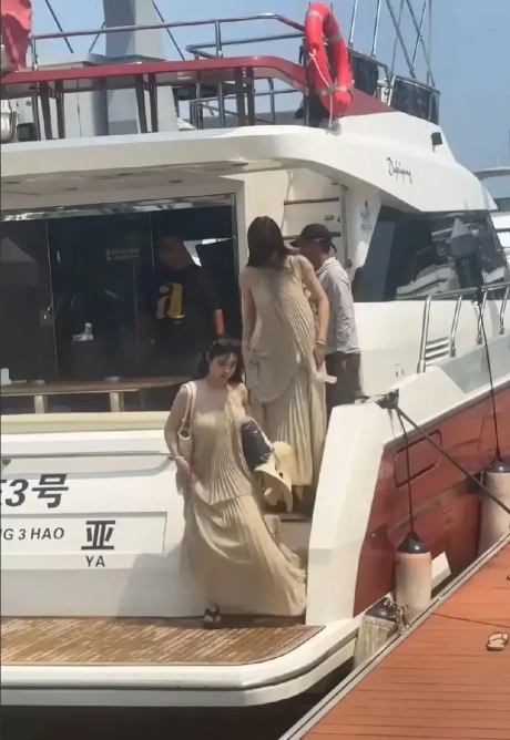 海南三亚，一名男子带着两名女子租游艇出海，令人奇怪的是，这两名女子竟然穿着统一的