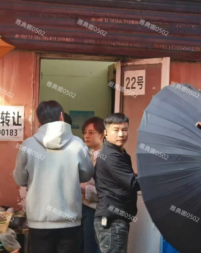 上海街头偶遇孙俪拍戏，她本人很苗条很纤细，皮肤很白脸很小特别上镜，戴着金丝边眼镜