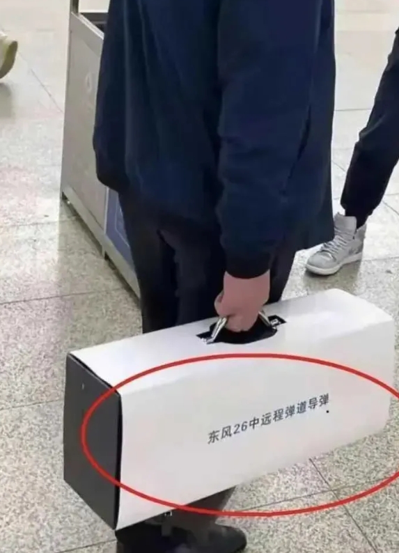就这么明目张胆的提着，不过好像也没人敢抢