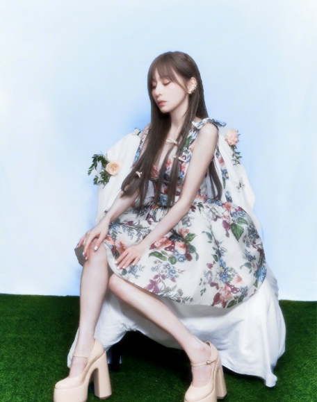 王心凌碎花短裙，笑容甜美可爱迷