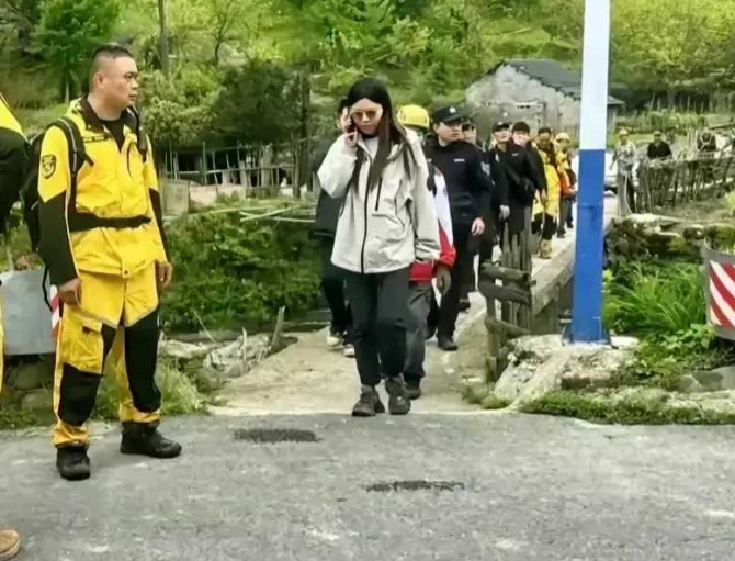 近日，备受瞩目的“爬山女事件”再掀波澜。据悉，事件女主角被丈夫发现后，情绪激动，