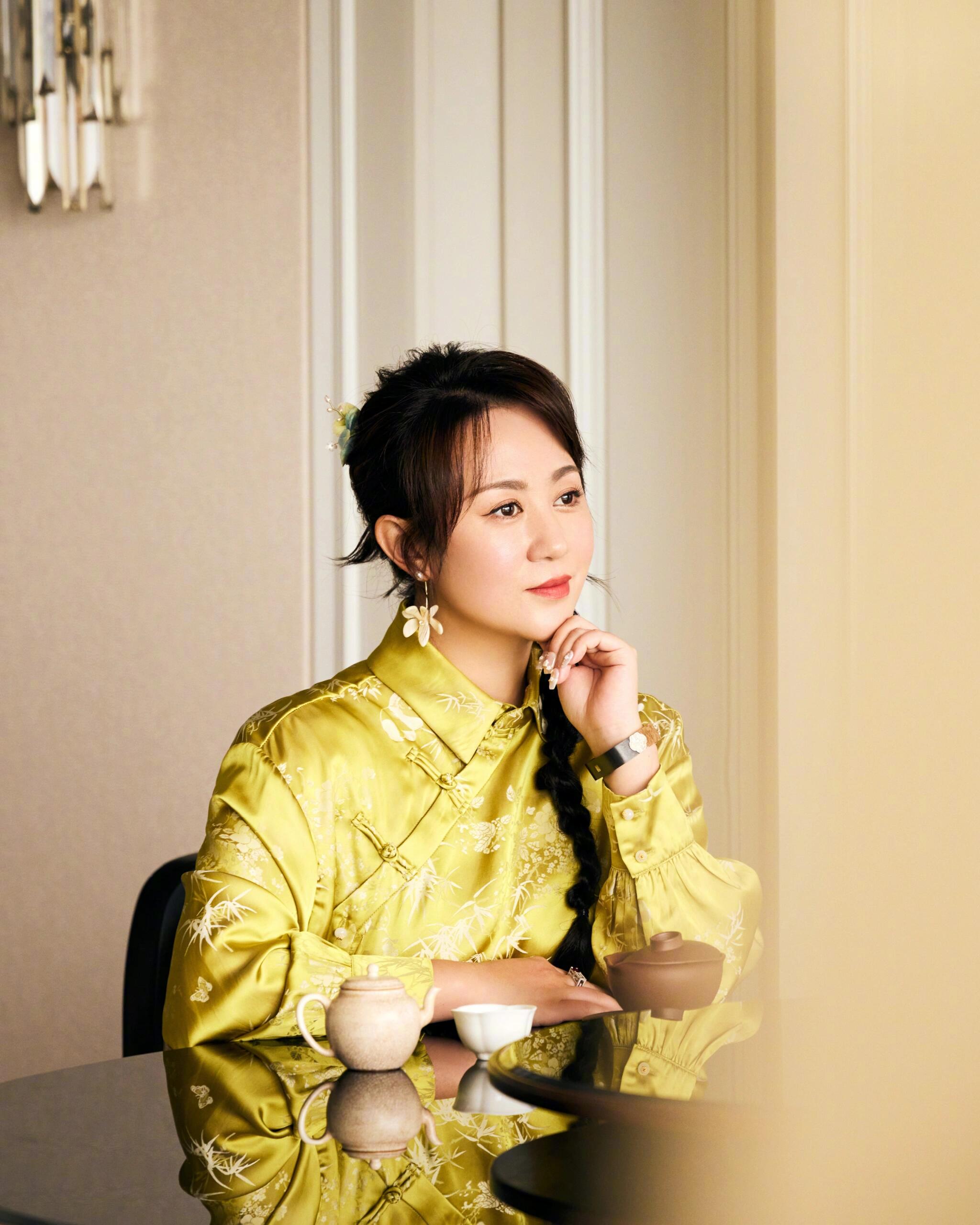 马丽鹅黄色中式上衣展现东方美人气质