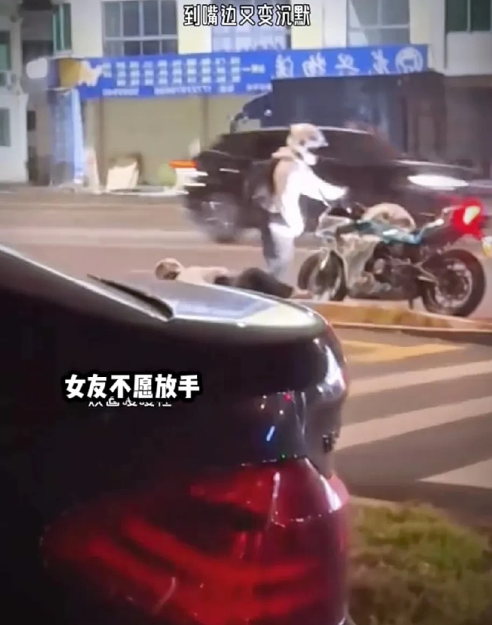 男子给车加油五分钟，女友就被别人添加了联系方式。
男友顿时崩溃大喊道；你就这么廉