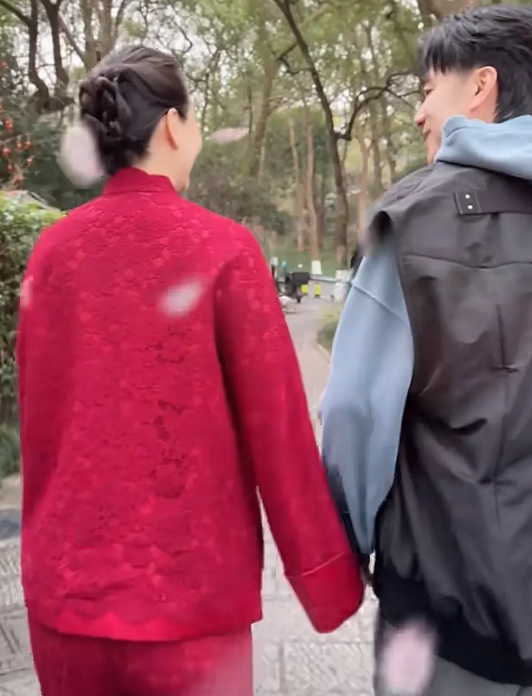 林依轮两口子还是那么年轻，可是他们的儿子们已经长大成人了！

林依轮高兴的在社交